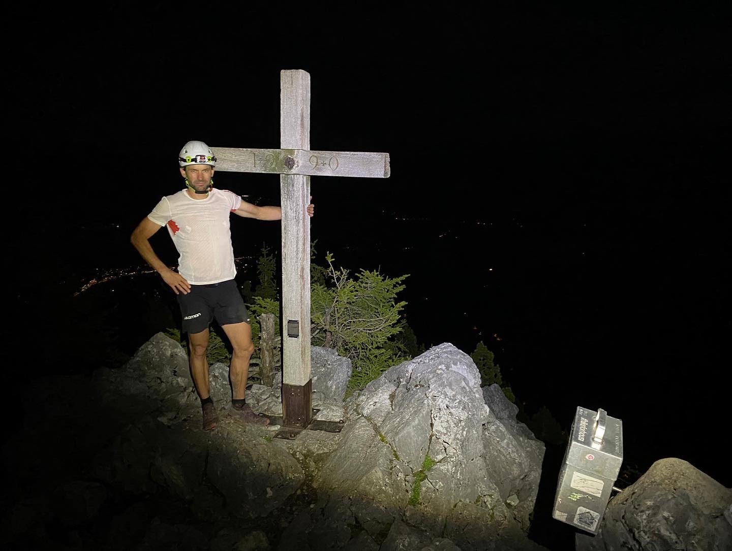 Ramon Krebs nachts beim Gipfelkreuz auf dem Sunnighorn